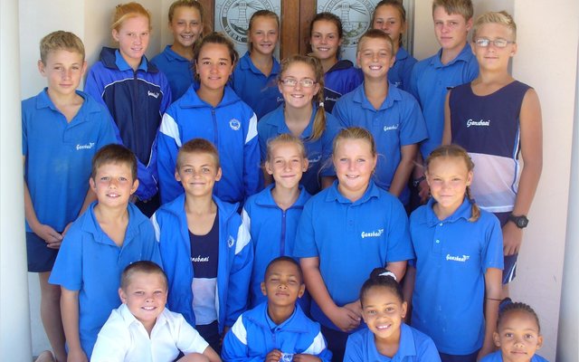 Voor vlnr is TJ du Plessis, Hayward Valentine, Gené Cornelius en Joy Hans. 2de ry vlnr is Philip Colyn, Ralph Smit, Karli-Mari Groenewald, Janka du Toit en Nel Stieger. 3de ry vlnr is Adrian Hage, Joané Cohn, Nadine Groenewald, Daniel Hanekom en George Groenewald. Ager vlnr is Nadia Pieterse, Anrie van Niekerk, Caitlyn Otto, Marzhan Roux, Bianca Heydenrych en Dehan Botha.